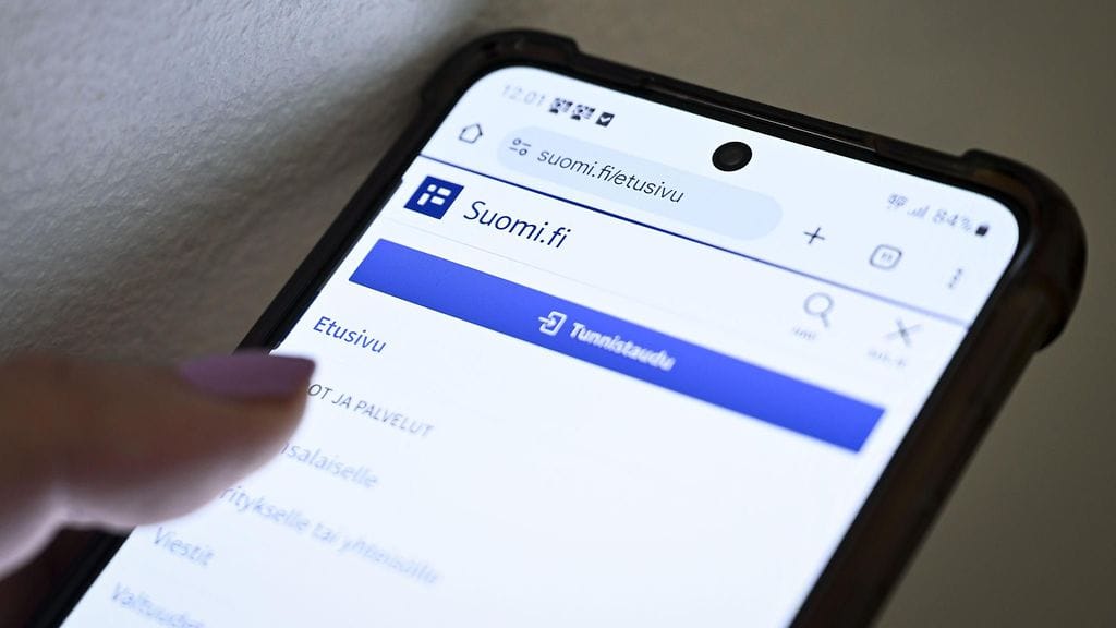 Kuvassa ihminen tunnistautuu Suomi.fi sivustolle kännykällä.