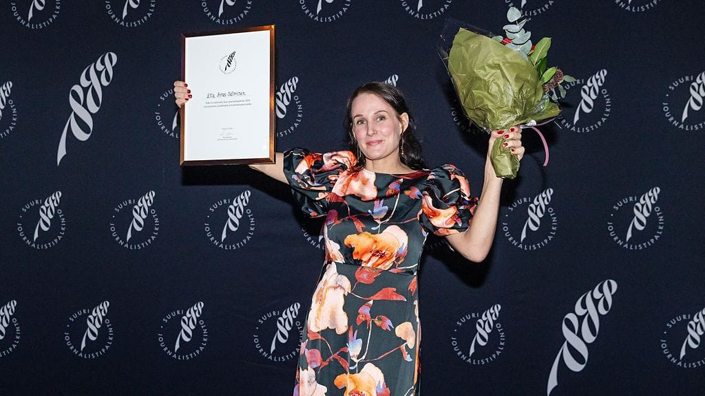 LK 12.3.2026 Turun Sanomien toimittaja Ella Airas-Salminen Suuri journalistipalkinto -gaalassa Oulussa 12. maaliskuuta 2026. Airas-Salmisen juttu väärinkäytöksistä turkulaisessa lastenkodissa palkittiin Vuoden alueellisena juttuna.