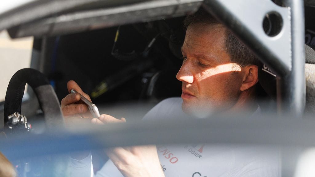 Sebastien Ogier koki takaiskun lauantain ajopäivän aluksi.