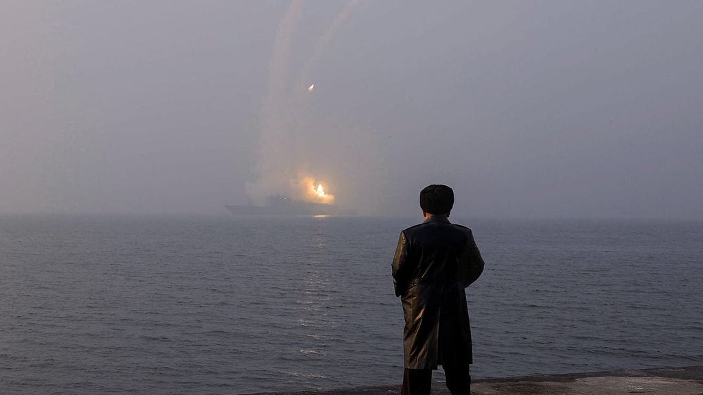 Valtiollisen uutistoimiston KCNA:n julkaisemassa kuvassa Pohjois-Korean johtaja Kim Jong-un valvomassa ohjustestiä salaisessa paikassa 4. maaliskuuta 2026.