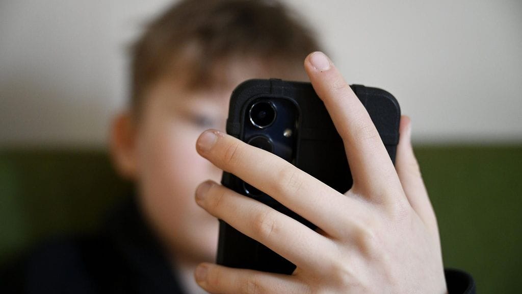 Moni vanhempi ei ole perillä, minkälaista sisältöä heidän lapsensa sosiaalisessa mediassa näkevät. Kuvituskuva.