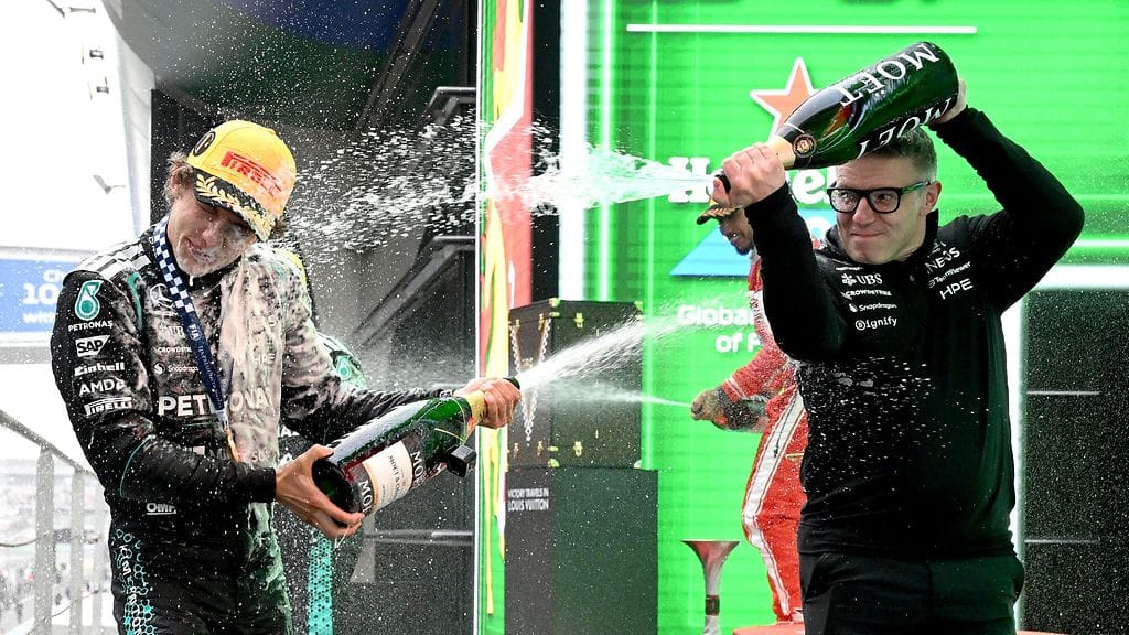 Kimi Antonelli sai päällensä kuohujuomasuihkun kisainsinööri Peter Bonningtonilta.