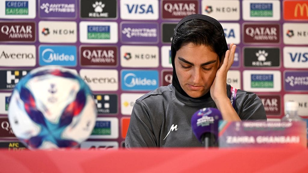 Tuorein kotimaahansa palaava urheilija on joukkueen kapteeni Zahra Ghanbari.