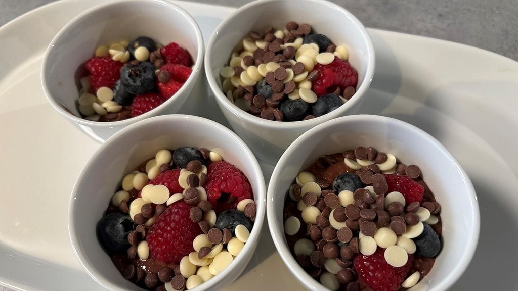 Suklaatuorepuuron voit tehdä jääkaappiin tekeytymään jo edellisenä päivänä. Koristele haluamillasi marjoilla ja suklaalla.