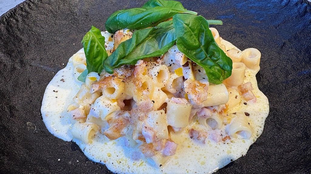 Helppo kinkku-pastavuoka maistuu koko perheelle.