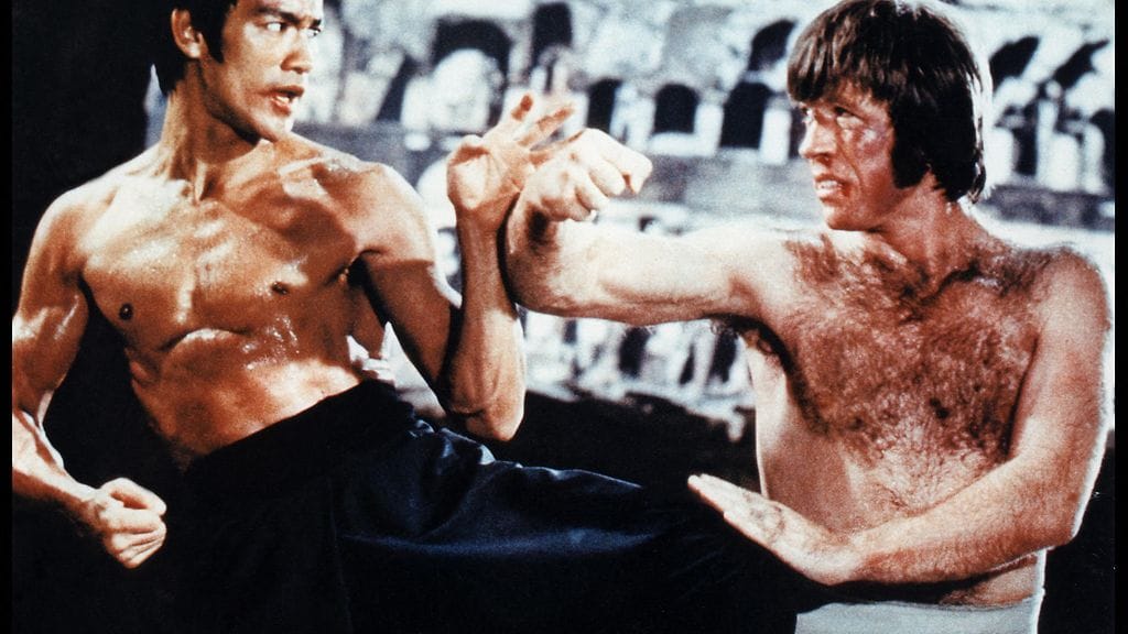 Bruce Lee (oikealla) ja Chuck Norris taistelivat Rooman Colosseumilla elokuvassa Lohikäärmeen tie vuonna 1972.