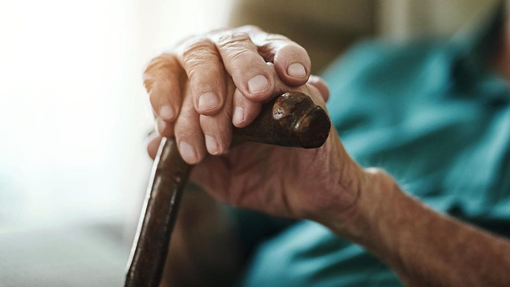 Digi- ja väestötietovirasto on saanut poikkeuksellisen paljon yhteydenottoja yli 100-vuotiaista suomalaisista, jotka saattavat olla kuolleita.