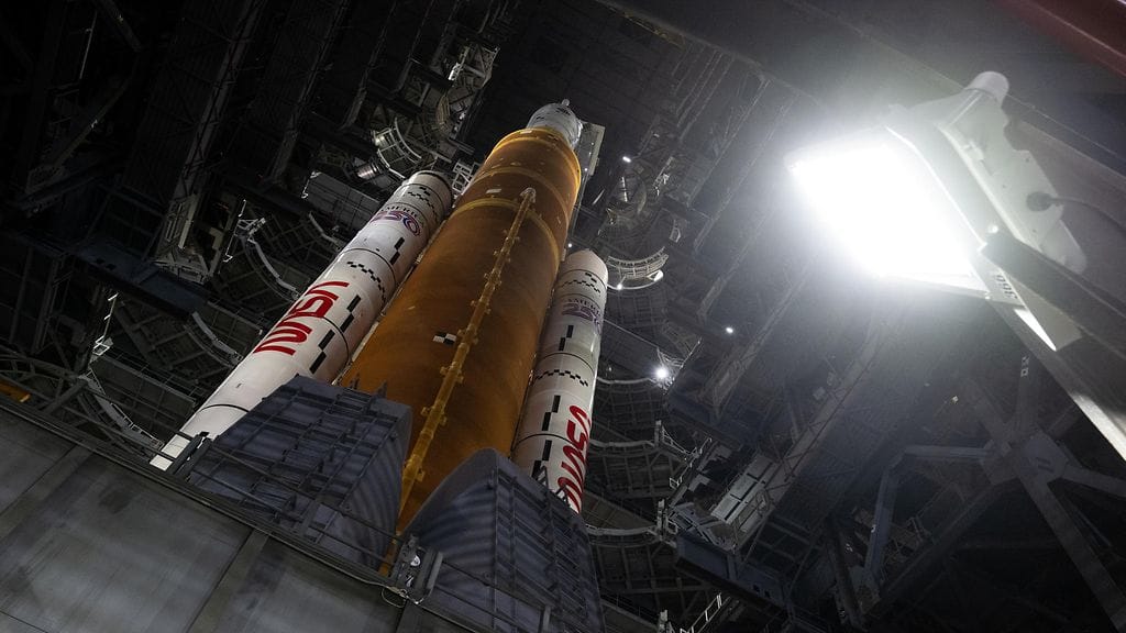 Artemis 2 SLS on huikeat 98 metriä korkea ja se painaa 1,6 miljoonaa kiloa. Tankattuna raketti painaa 2,61 miljoonaa kiloa.