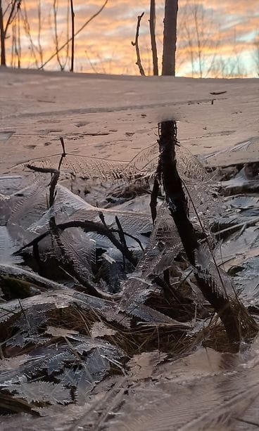 Mäntyharjulainen Hannu Heikkilä kuvasi kotinsa lähellä kauniin jääilmiön perjantai-iltana 20. maaliskuuta 2026.