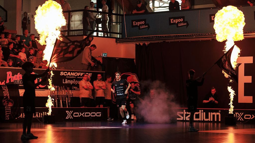 Salibandyn F-liigan Espoon Oilers hakee poikkeuslupaa kotikaukalonsa kaventamiseen.