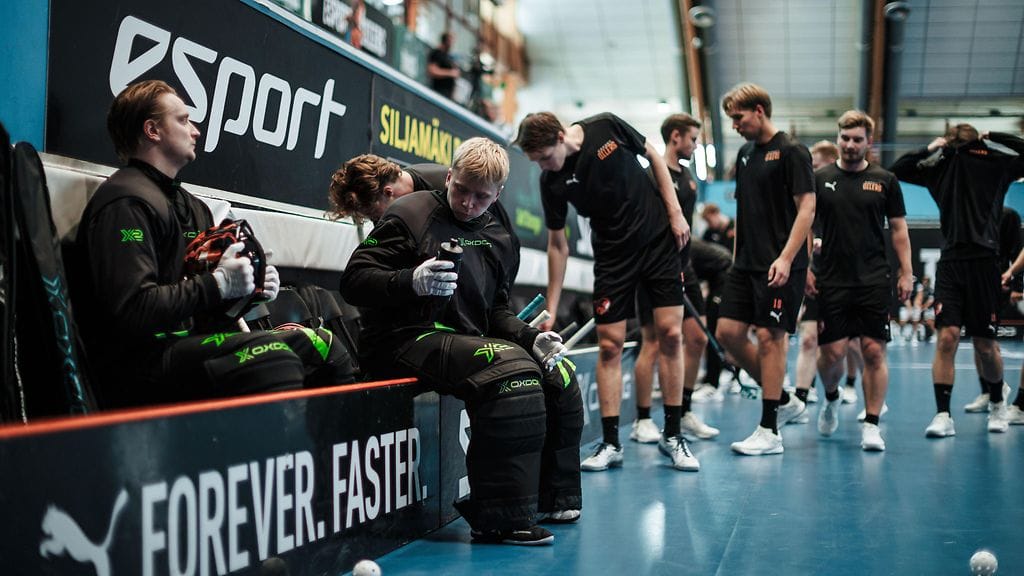 Tapiolan urheiluhallin salibandykaukalon ympärillä on hyvin vähän tilaa, mikä on vaaraksi pelaajille.