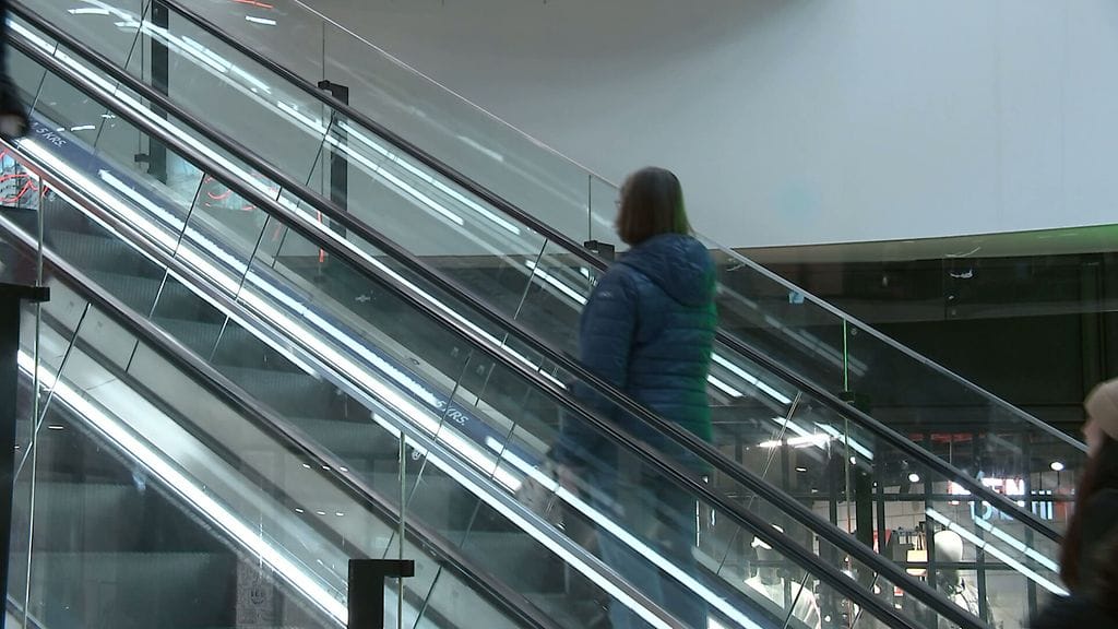 Kauppakeskus Koskikaran lasikaide hajosi tappelunujakassa keskiviikkona.