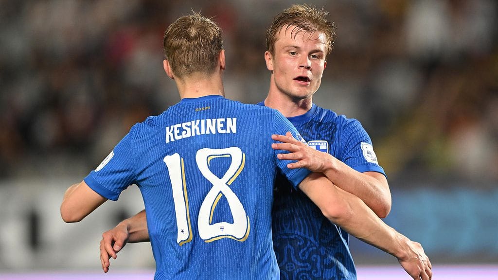 Jaakko Oksanen ja Topi Keskinen juhlivat Suomen 2–0-maalia.