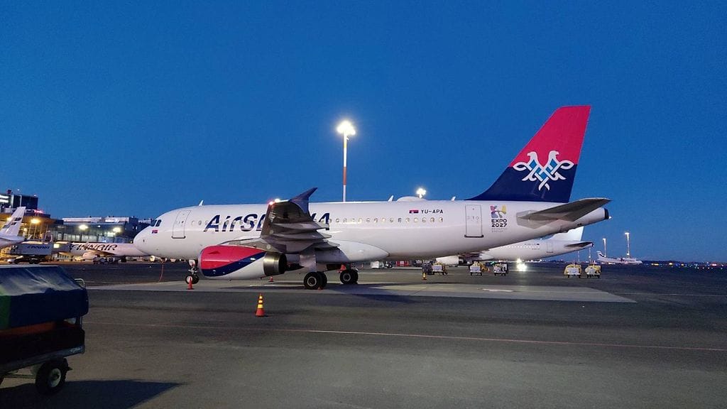 Toinen koneista pääsi jatkamaan tankkauksen jälkeen matkaa, toinen jäi teknisistä syistä Helsinki-Vantaalle.