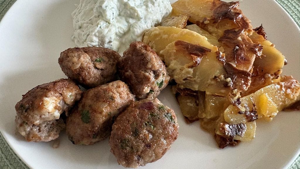 Fetalihapullien ja tsatsikin kaverina maistuvat vaikka valkosipuli-kermaperunat!