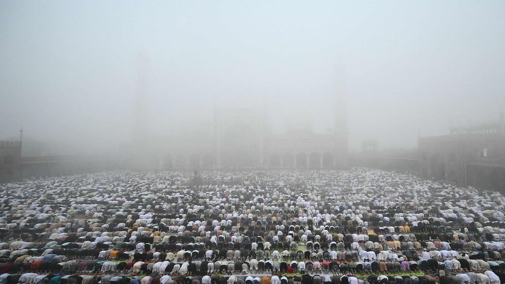 Delhissä kokoonnuttiin rukoilemaan Ramadanin päättymisen kunniaksi 21. maaliskuuta.