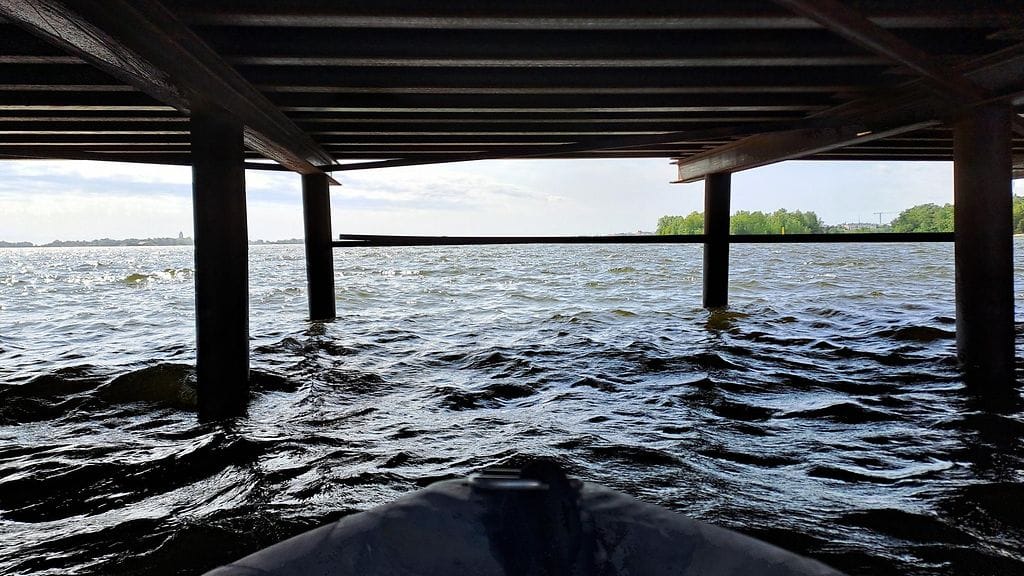 Poliisin esitutkinnassa on vahvistunut, että vene törmäsi toukokuun lopulla 2023 Kruunuvuoren siltatyömaan työmaasillan alusrakenteisiin. Venettä kuljettanut mies kuoli onnettomuudessa. Vaakatasossa oleva palkki näkyy oheisessa kuvassa.