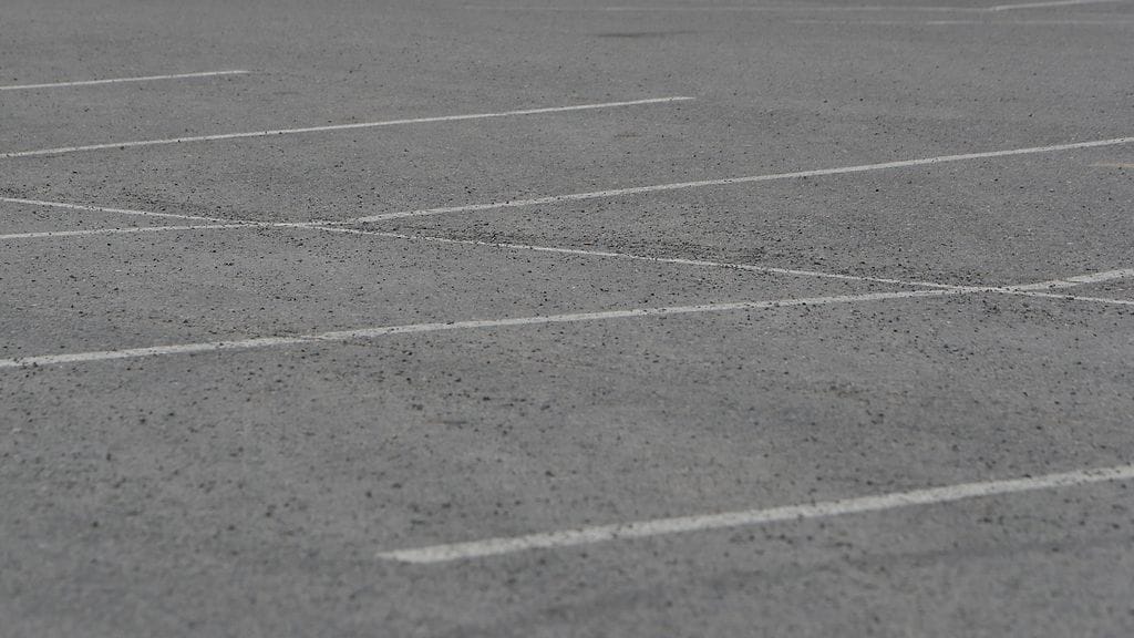 Viisi miestä suunnittelu lasipulloihin ampumista yleisellä pysäköintialueella Espoossa. Kuvituskuva.