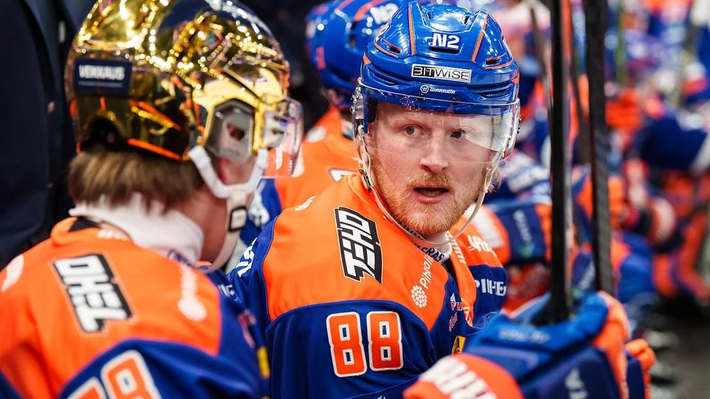 Joachim Blechfeld (oik.) ja Benjamin Rautiainen ovat löytäneet yhteisen sävelen kaukalossa.