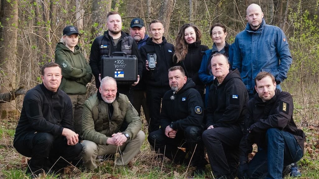 Lion Defence Team toi kansanedustajien kanssa Ukrainaan 100. droonin, joka nimettiin Voitoksi.