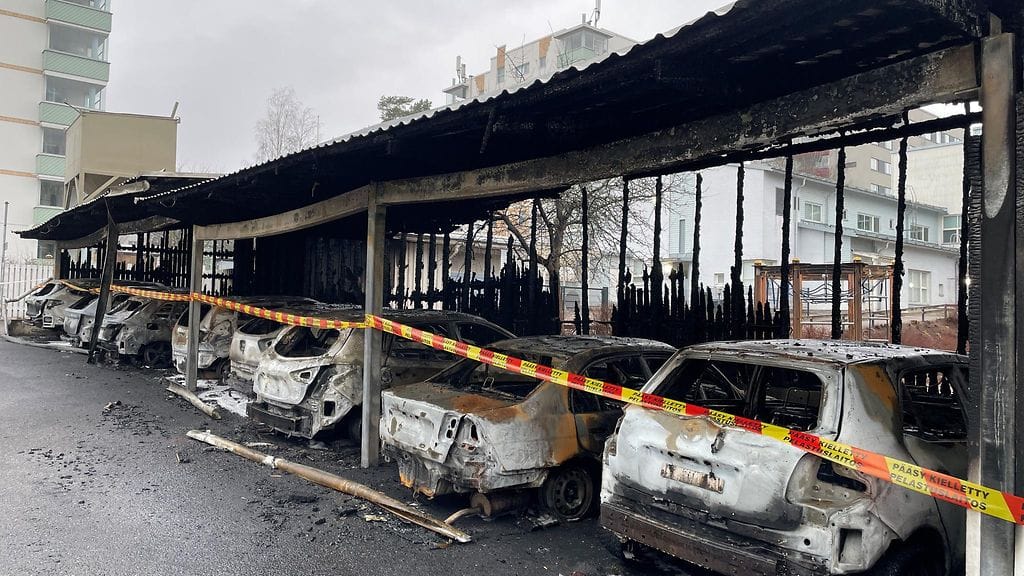 MTV Uutisten saamien silminnäkijäkuvien mukaan autokatoksessa paloi kahdeksan autoa.