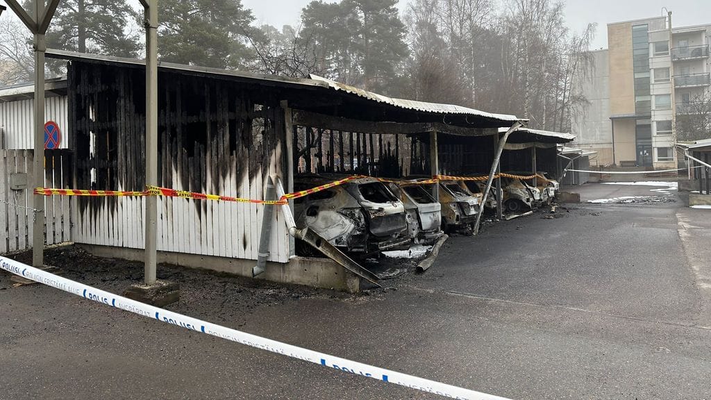 Kahdeksan autoa paloi Helsingin Roihuvuoressa.
