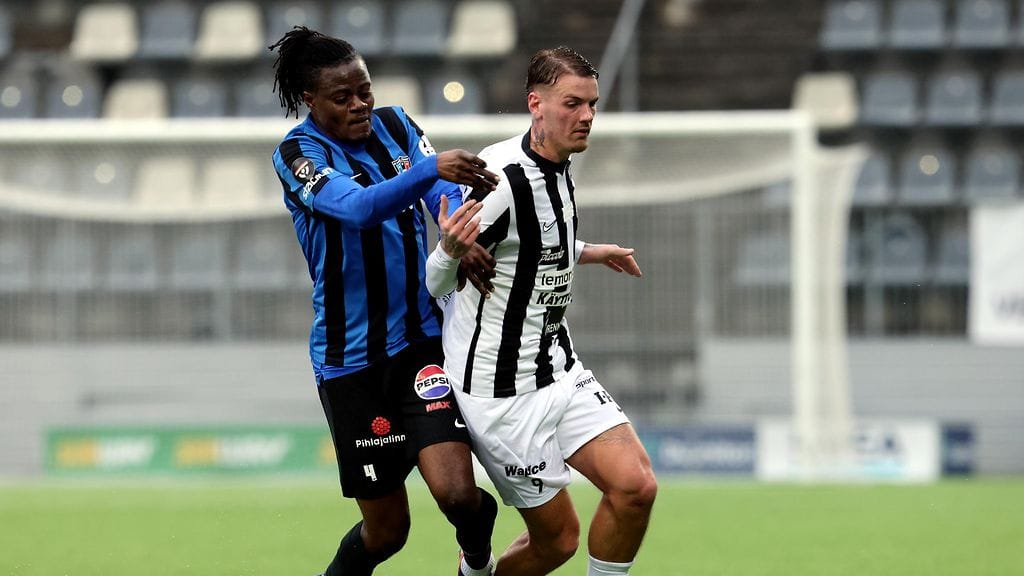 Interin Prosper Ahiabu ja VPS:n Simon van Duivenbooden kaksinkamppailussa.