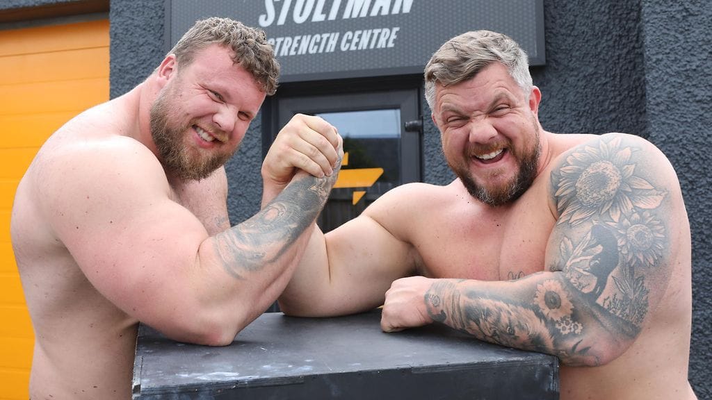 Voimamiesveljekset Tom (vas.) ja Luke Stoltman kuvattuna kesällä 2023.