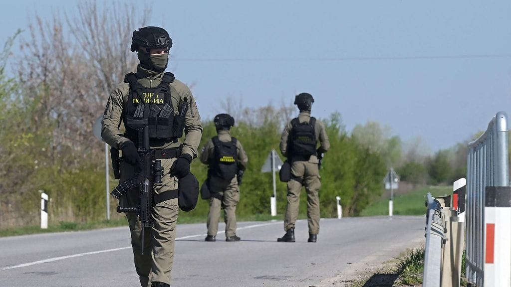 Serbian sotilaspoliisi vartioi aluetta, josta oli löydetty räjähteitä kaasuputken läheisyydestä.
