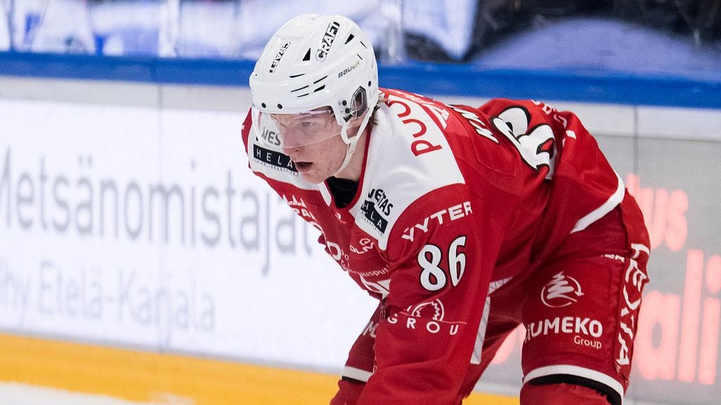 Feetu Knihti hyppää Ässien ykkösketjusta neloseen.