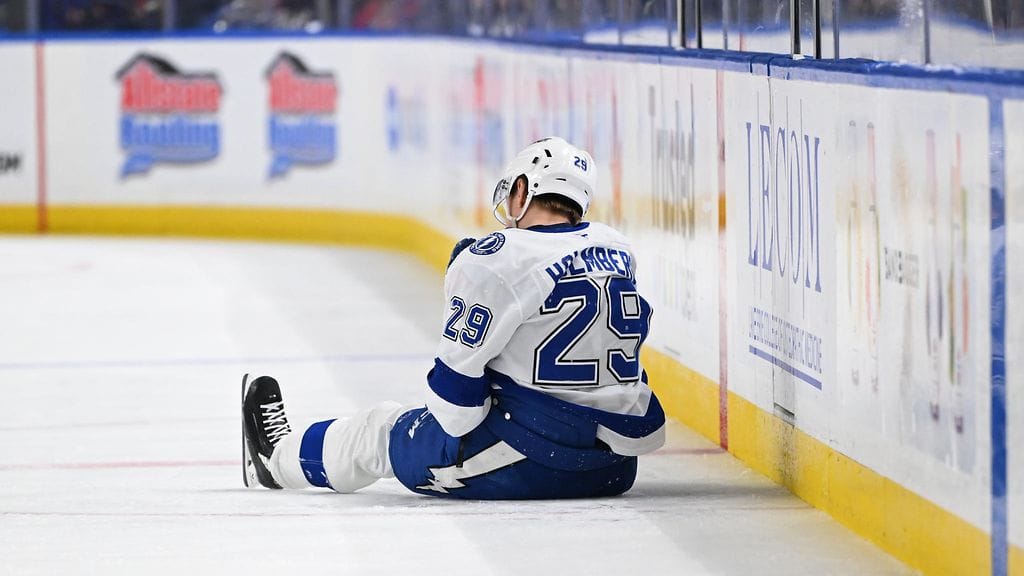 Tampa Bay Lightningin Pontus Holmberg loukkaantui yön NHL-kierroksella.