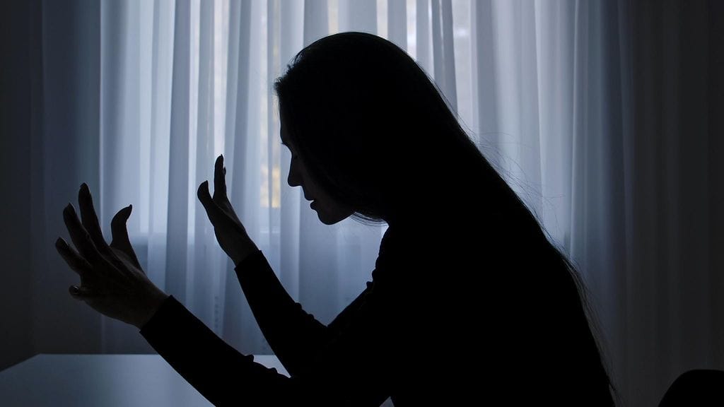 vihainen nainen, silhuetti