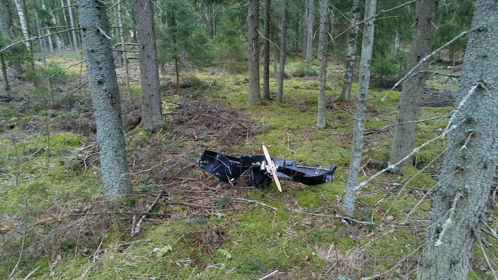 Kuvassa Kouvolan pohjoispuolelta löydetty drooni 29. maaliskuuta.