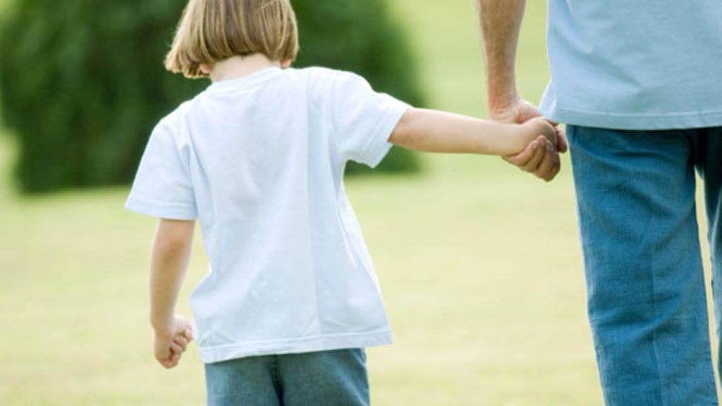 Sijaisperheet elävät viranomaisten valvonnassa. Kuvituskuva.