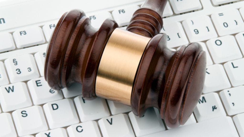 Varsinais-Suomen sairaanhoitopiirin entistä työntekijää epäillään tietosuojarikoksesta. Kuvituskuva.