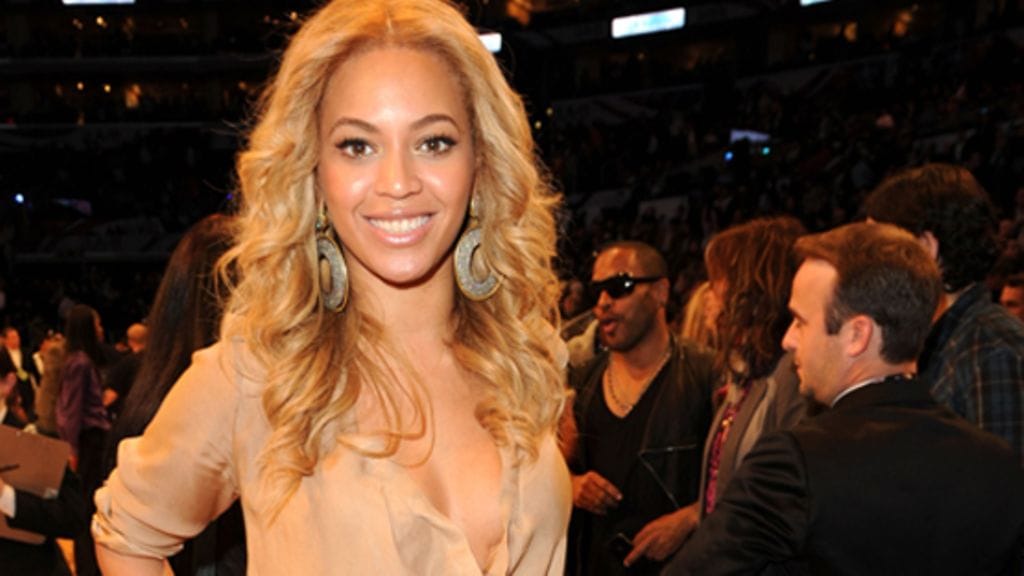 Beyonce nousi heti jaloilleen.