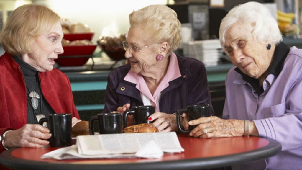 Yhdessä kahvittelu voi olla tärkeä apu yksinäiselle.