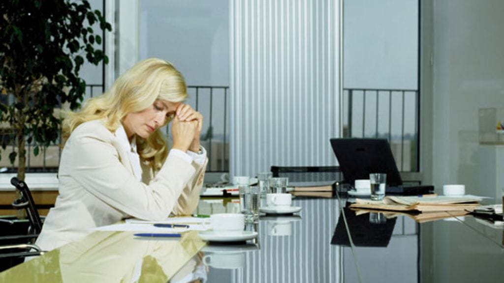 Suomessa ajatellaan usein, että alkoholi on vasta silloin ongelma, kun ei pysty hoitamaan töitään. Kuvan henkilö ei liity juttuun.